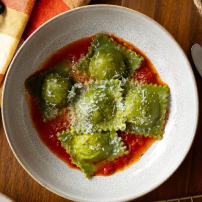 Ravioli Relleno de Ricotta y Espinaca con Salsa de Tomates Confitados al Vodka